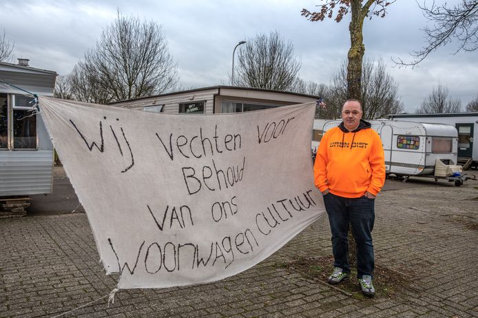 Andries Schäfer en zijn familie wonen op een protestkampje aan de Bellinistraat in Zwolle, maar de rechter bepaalt dat de woonwagenbewoners hier weg moeten.