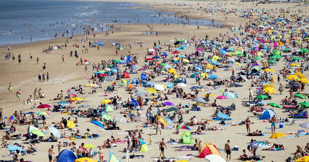 Veel verkeer richting kust Zandvoort en Noordwijk volgeparkeerd, file richting Zeeland