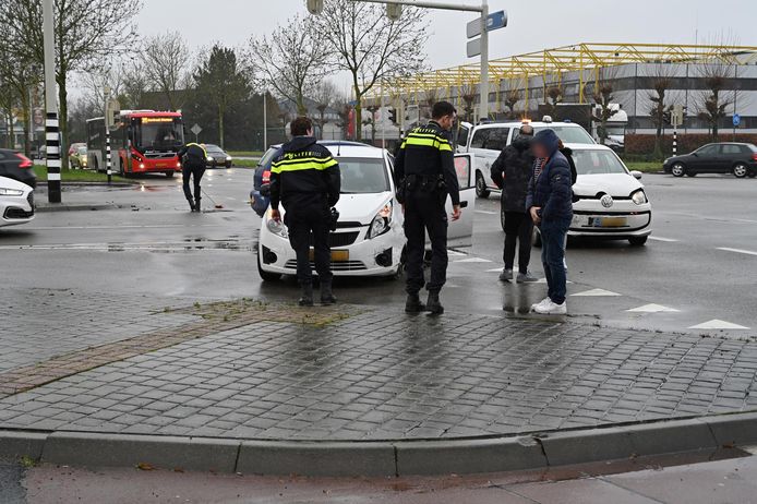Twee auto's zijn woensdagmiddag rond 14.10 uur met elkaar in botsing gekomen op een kruispunt van de Haagweg met de Vincent van Goghstraat in Breda.