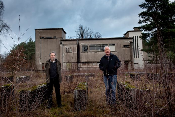Chris Kamermans en Willem Geense (r) zijn boos dat de provincie morrelt aan de natuurbescherming op een aantal gevoelige locaties, zoals rond de zendgebouwen van Radio Kootwijk en het 50kV-station (foto).