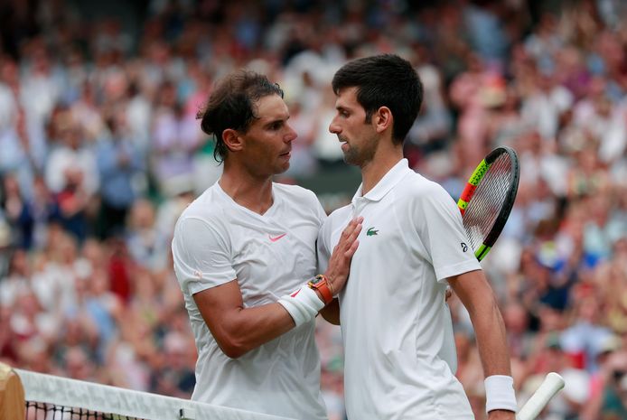 Rafael Nadal feliciteert Novak Djokovic.