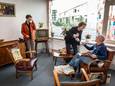 Berry van Oudheusden (rechts) is verantwoordelijk voor de inrichting van het pand. Geheel links Karin van Leengoed, in het midden Suus van den Broek.