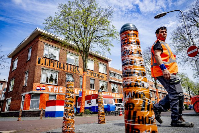 De Marktweg in Den Haag kleurt alweer oranje voor het komende EK Voetbal in Duitsland.