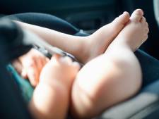 In auto achtergelaten baby sterft aan oververhitting terwijl ouders in de kerk zitten
