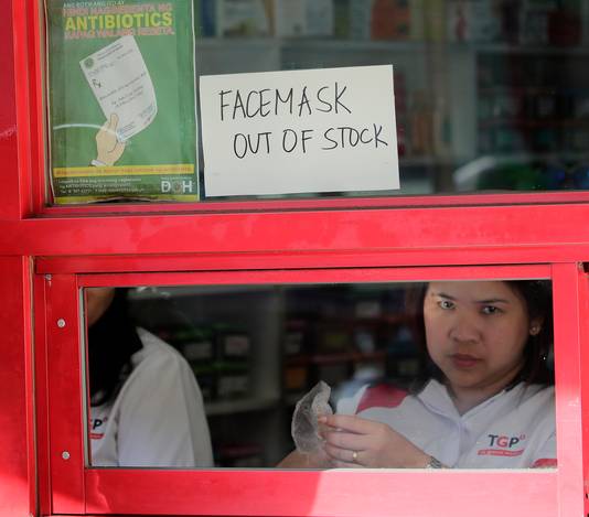 Een bordje op een winkel in de Filipijnen geeft aan dat de gezichtsmaskertjes al niet meer in voorraad zijn. 