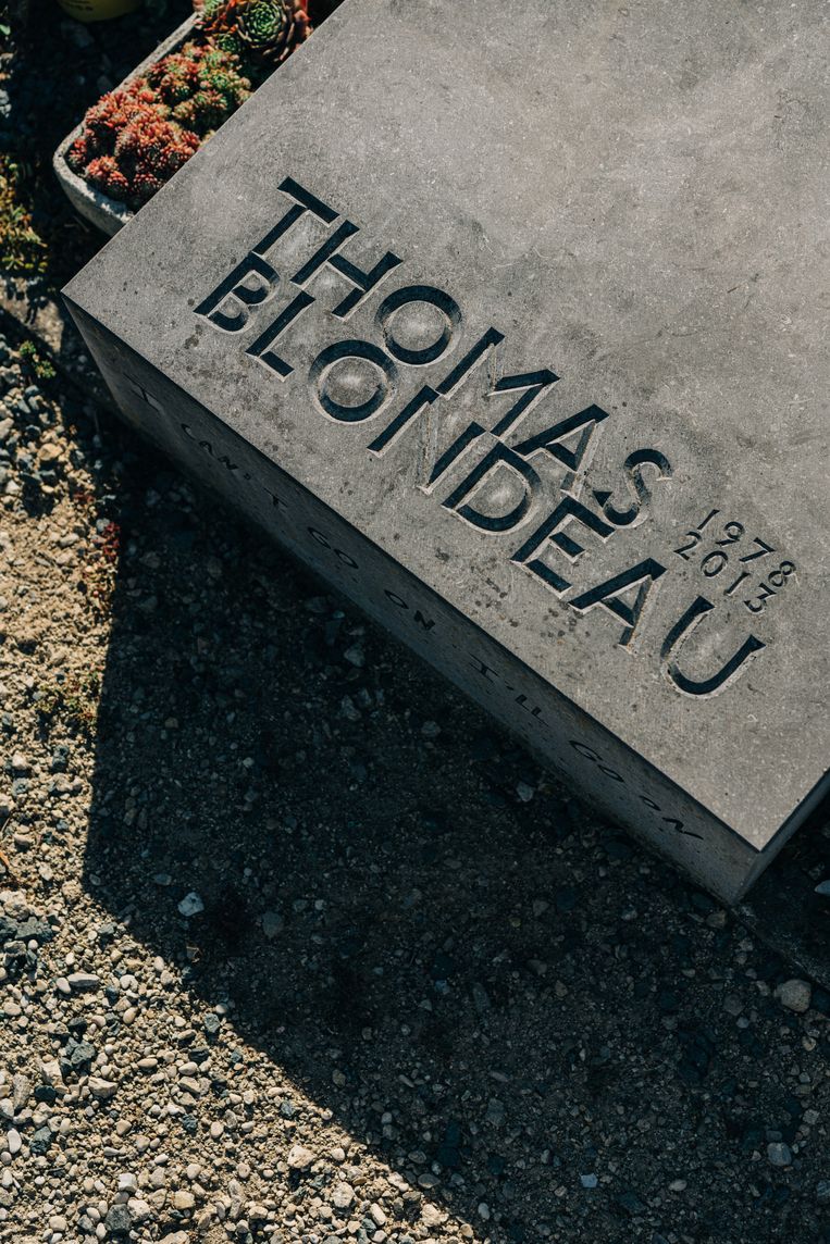 In Poperinge rust ook schrijver Thomas Blondeau, een vriend van Roderik Six. Beeld Wouter Van Vooren