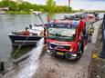 Brandweer schiet te hulp in Deventer en pompt water uit ruim van een binnenvaartschip