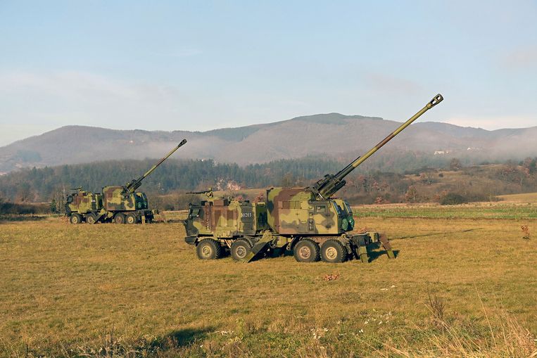 Het Servische leger aan de grens met Kosovo. Beeld AP
