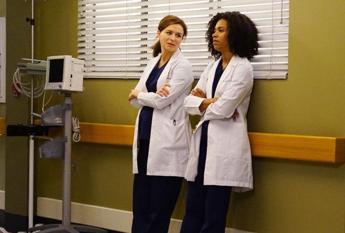 Caterina Scorsone, Amelia Shepherd in ‘Grey’s Anatomy’, en Kelly McCreary, die de rol van Maggie Pierce speelt.