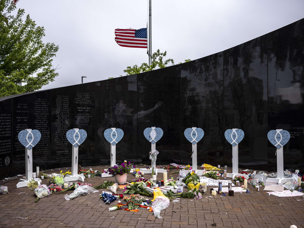 De Amerikaanse vlag hangt halfstok bij een gedenkplek voor de slachtoffers