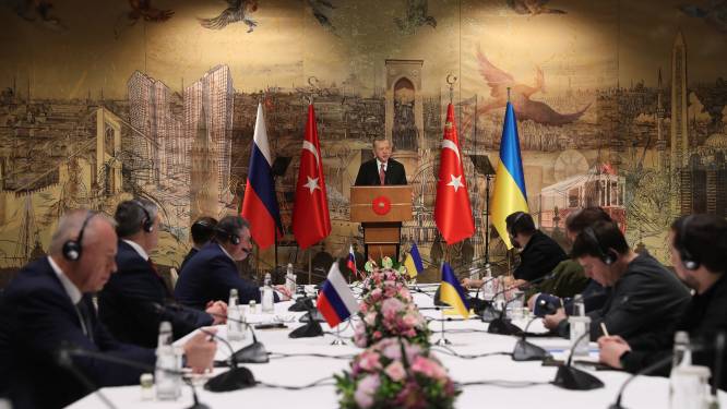 Nieuwe onderhandelingen Oekraïne van start in Turkije: ‘Handen schudden zit er niet bij’