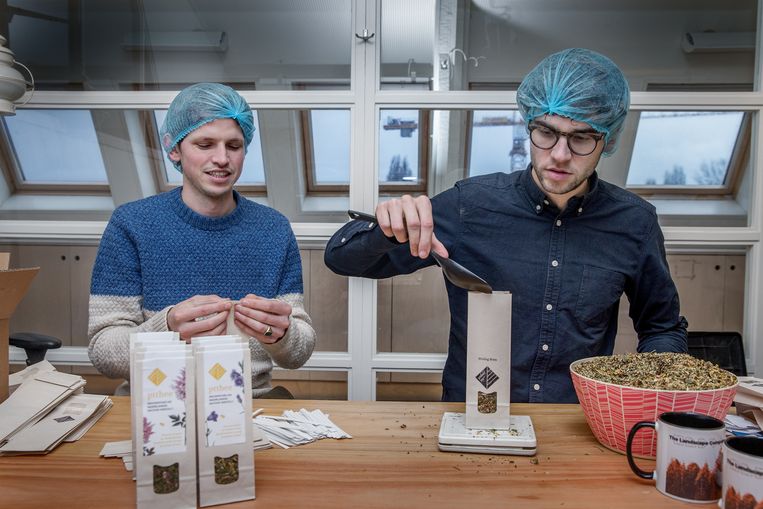 Matthijs Westerwoudt (l) en Daan van Diepen zijn de oprichters van Ptthee. Zij vullen de zakjes met kruidenthee met de hand.
 Beeld Jean-Pierre Jans