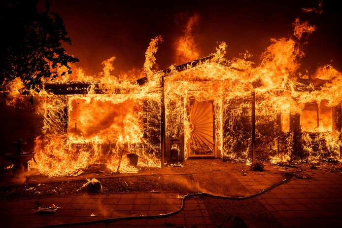 Een woning in Mariposa County staat in lichterlaaie door de natuurbrand.