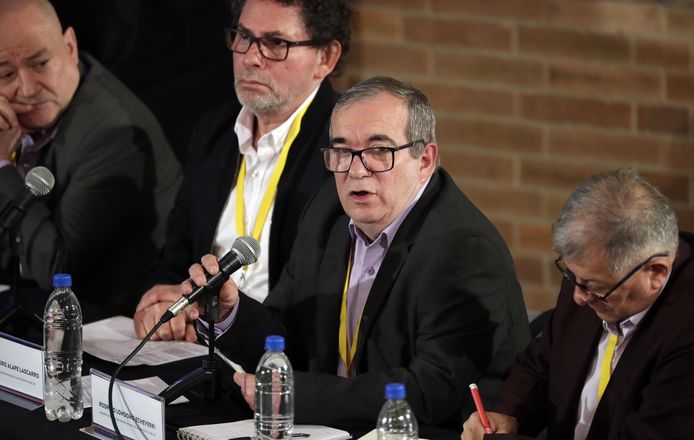 L'ancien chef des FARC au moment de leur désarmement, Rodrigo Londono (au centre).