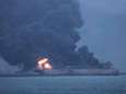 Brandende olietanker dreigt te ontploffen: vrees voor een van de grootste milieurampen ooit