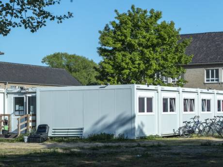 Un centre d’accueil s’agrandit secrètement de 37 conteneurs à Coxyde: “Fedasil se croit-elle au-dessus de la loi?”