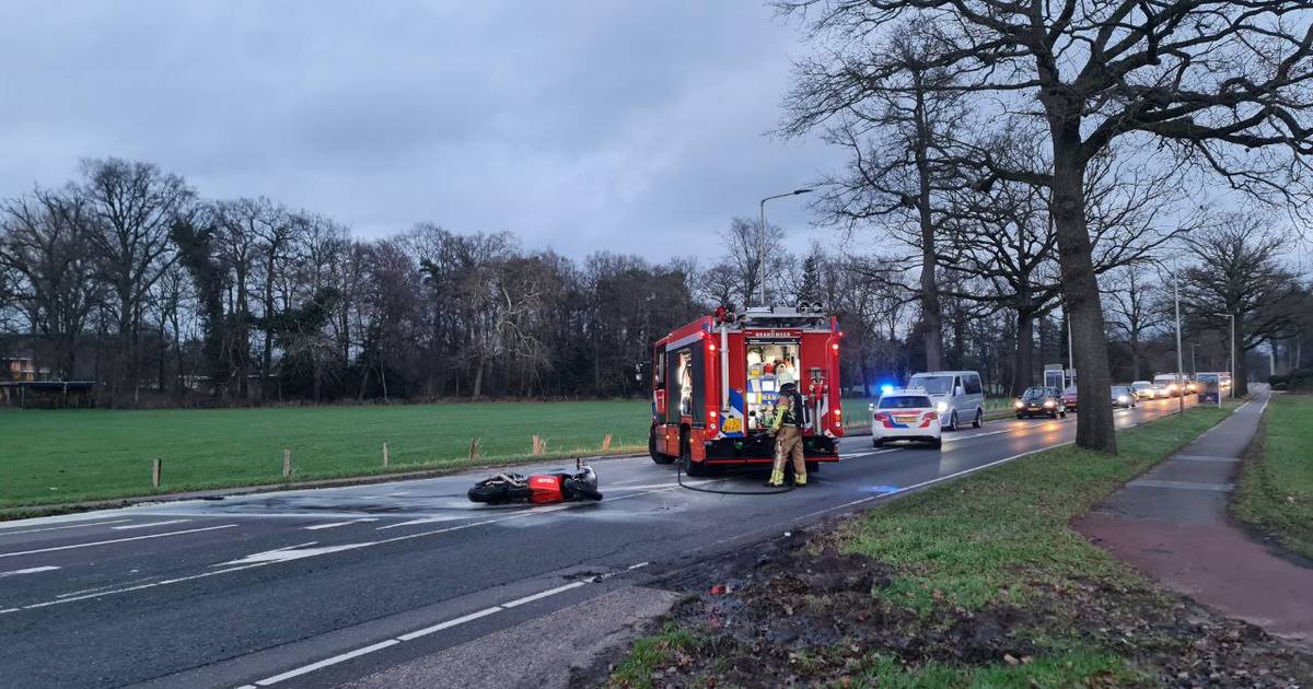 Motor vat vlam na aanrijding in Enschede, motorrijder zwaargewond.
