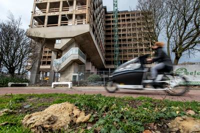 Omwonenden van voormalig ING-kantoor in Arnhem zijn regen van piepschuim, stof en glaswol beu