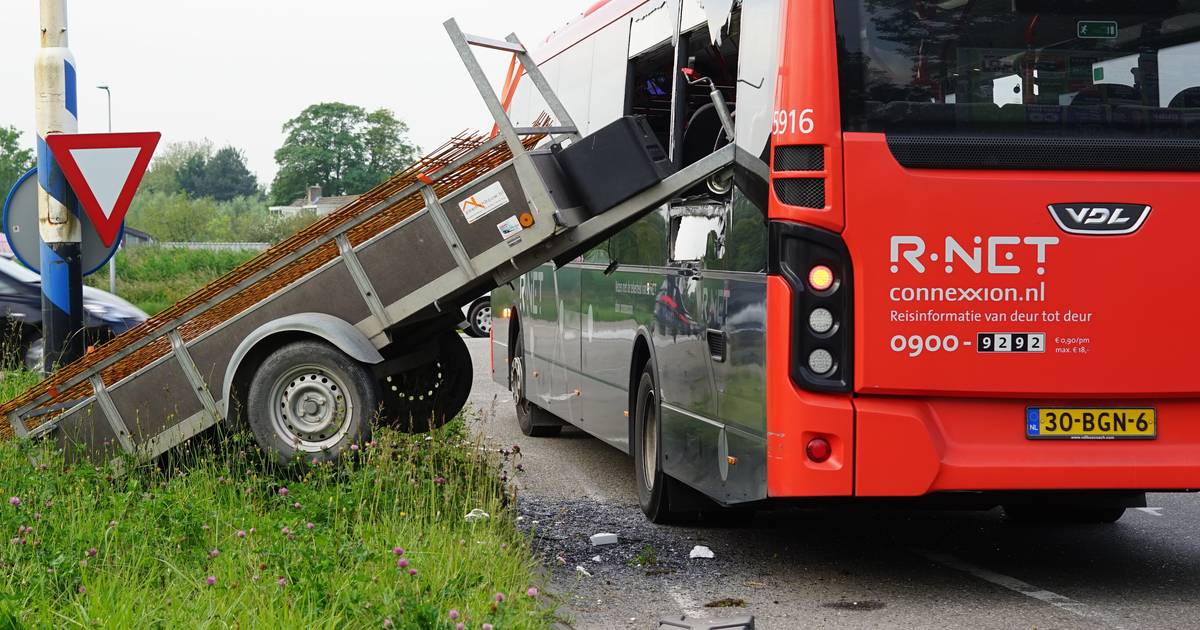 Aanhangwagen raakt los en boort zich in lijnbus op de Staverseweg in Sommelsdijk
