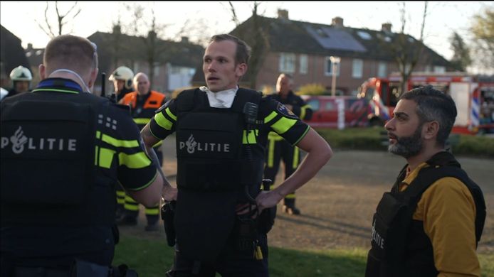 Uit het televisieprogramma 'Danny Op Straat' van Danny Ghosen (rechts) over de viervoudige gezinsmoord in Etten-Leur. In het midden één van de ontredderde politiemensen die kort ervoor de vier zielloze lichamen hebben aangetroffen.