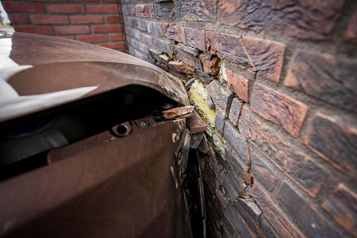 De auto reed tegen de muur van een woning in de Jan Vethstraat.