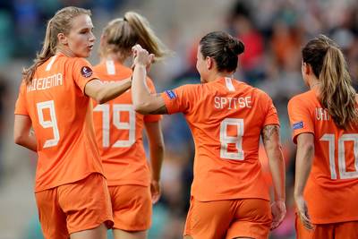 Leeuwinnen walsen over pover Estland heen in eerste EK-kwalificatieduel