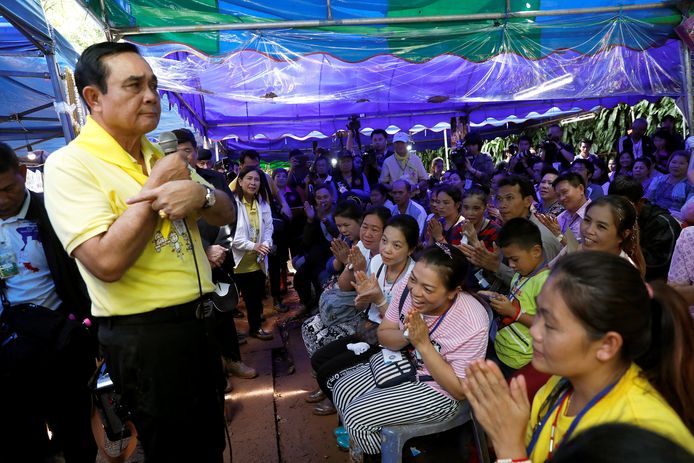 Premier Prayut Chan-o-cha spreekt de familieleden moed in.