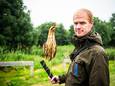 Boswachter Juriaan van Leeuwen van Natuurmonumenten houdt een opgezette roerdomp in zijn handen. De nieuwe natuur moet vooral deze kleine reigersoort meer broedgebied geven.