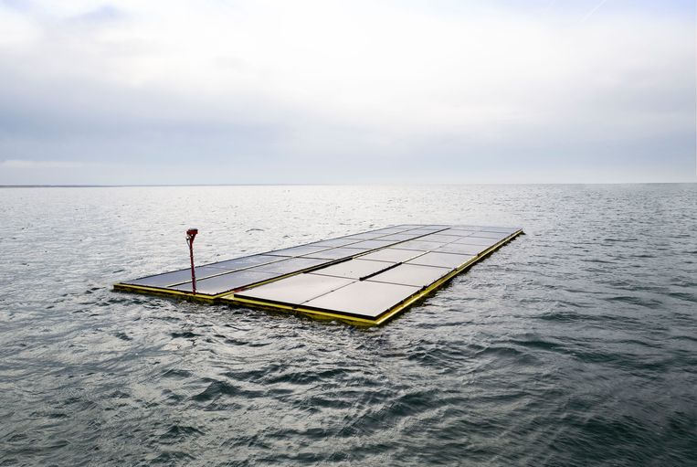 Een testlocatie van drijvende zonnepanelen op de Noordzee. Beeld Oceans of Energy