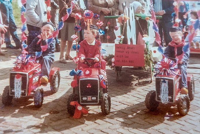 De jonge generatie Van Mersbergen in 1986 op de traptrekker tijdens Koninginnedag. Op de achtergrond een protestbord: ,,Dankzij Braks moeten wij straks alleen toe met één koe."