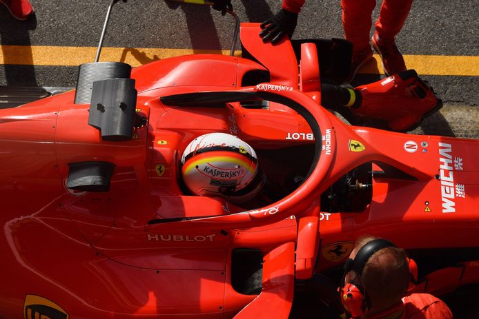 Sebastian Vettel met spiegels aan de halo.