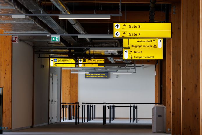 De bewegwijzeringsbordjes naar de gates, paspoortcontrole en bagage afgifte hangen al jaren klaar.