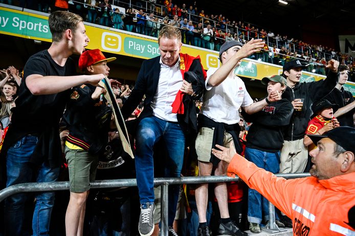 KV Mechelen-coach Wouter Vrancken met fans op de wedstrijd tussen KV Mechelen en KRC Genk.