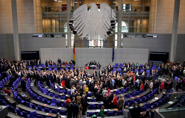 Het Duitse parlement tijdens de stemming over het homohuwelijk. Beeld ap