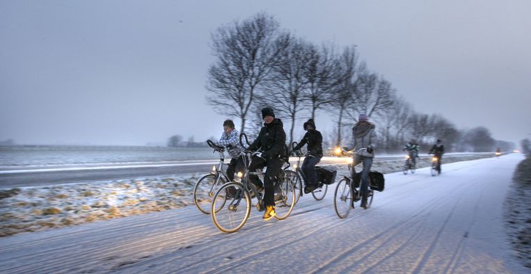 Friese scholieren laten zich niet weerhouden door de sneeuw. Beeld 