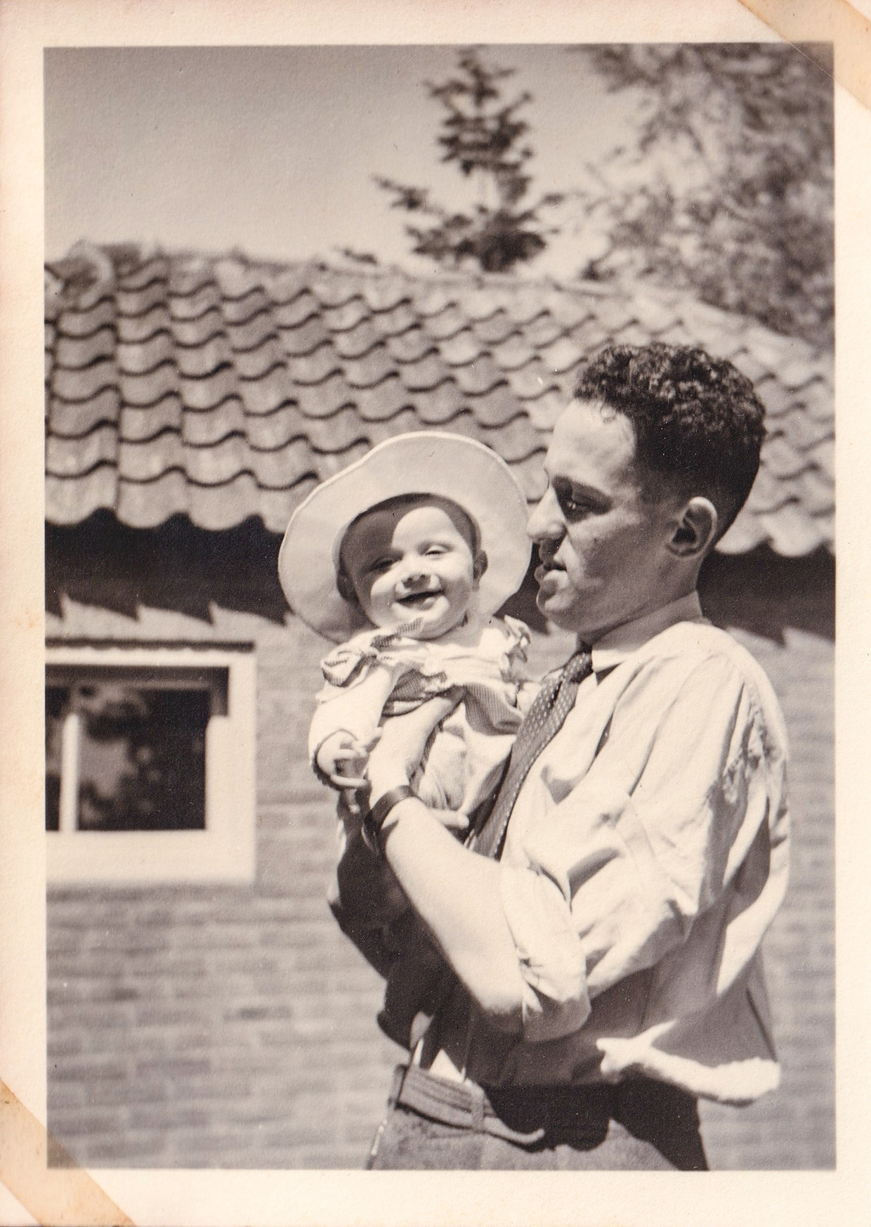 Abel de Jong, vijf maanden oud, in de armen van zijn vader Sally, voorjaar 1941. Beeld 