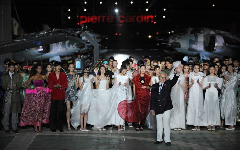 Pierre Cardin bedankt in 2011 het publiek dat aanwezig was bij zijn modeshow op een vliegdekschip in de haven van Tianjin, China. Beeld AFP