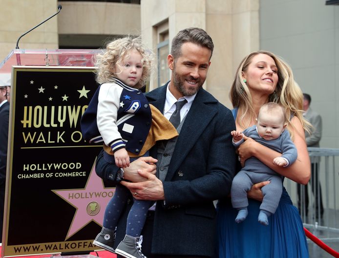 Ryan Reynolds en Blake Lively met hun dochters James en Ines op de Hollywood Walk of Fame in december 2016.