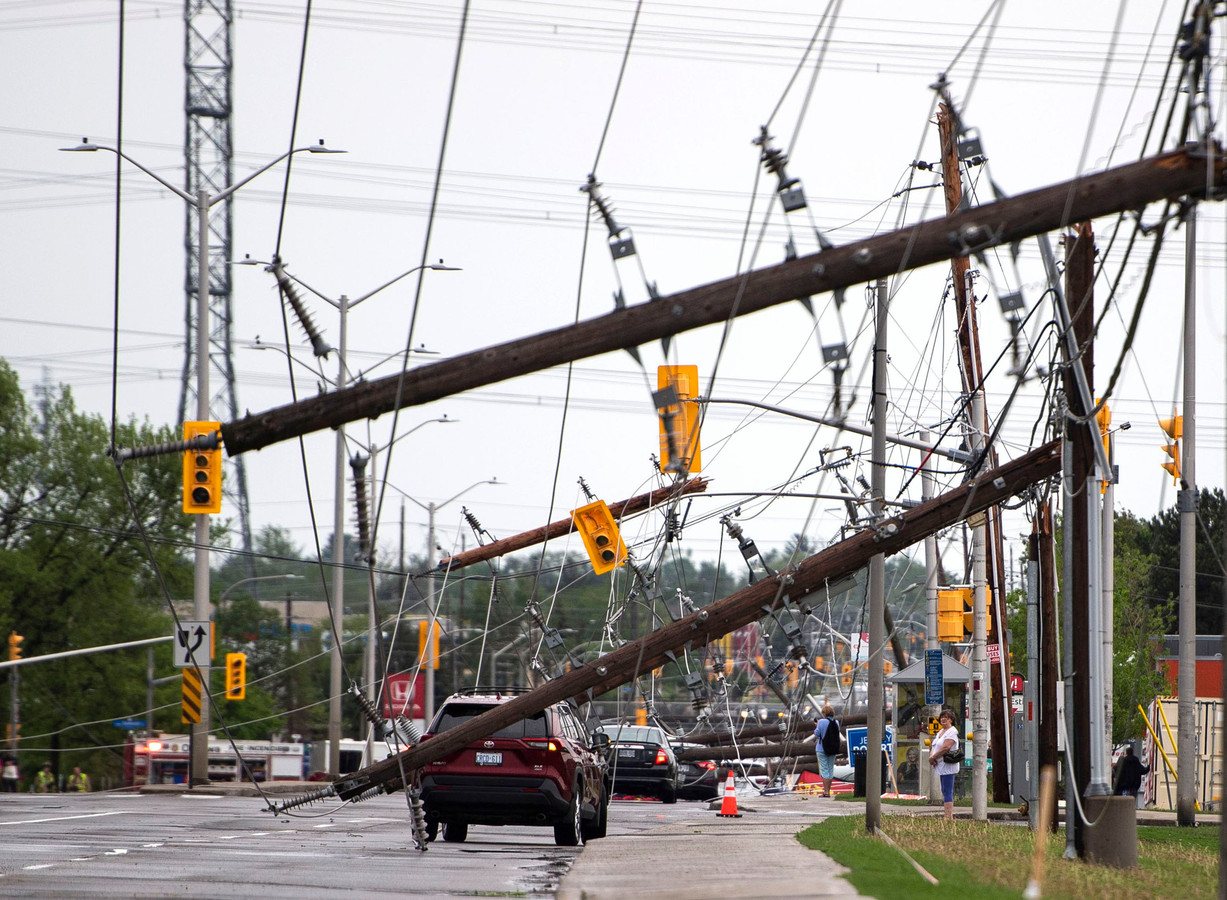 De storm bij Ottawa in Canada vernielde onder meer elektriciteitspalen en -kabels, waardoor ook auto's beschadigd werden en vast kwamen te zitten.