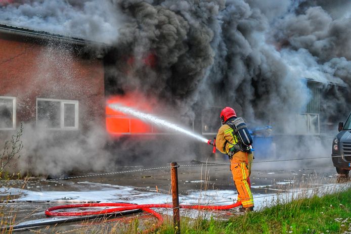 De brandweer is met man en macht in touw om de brand te bestrijden.
