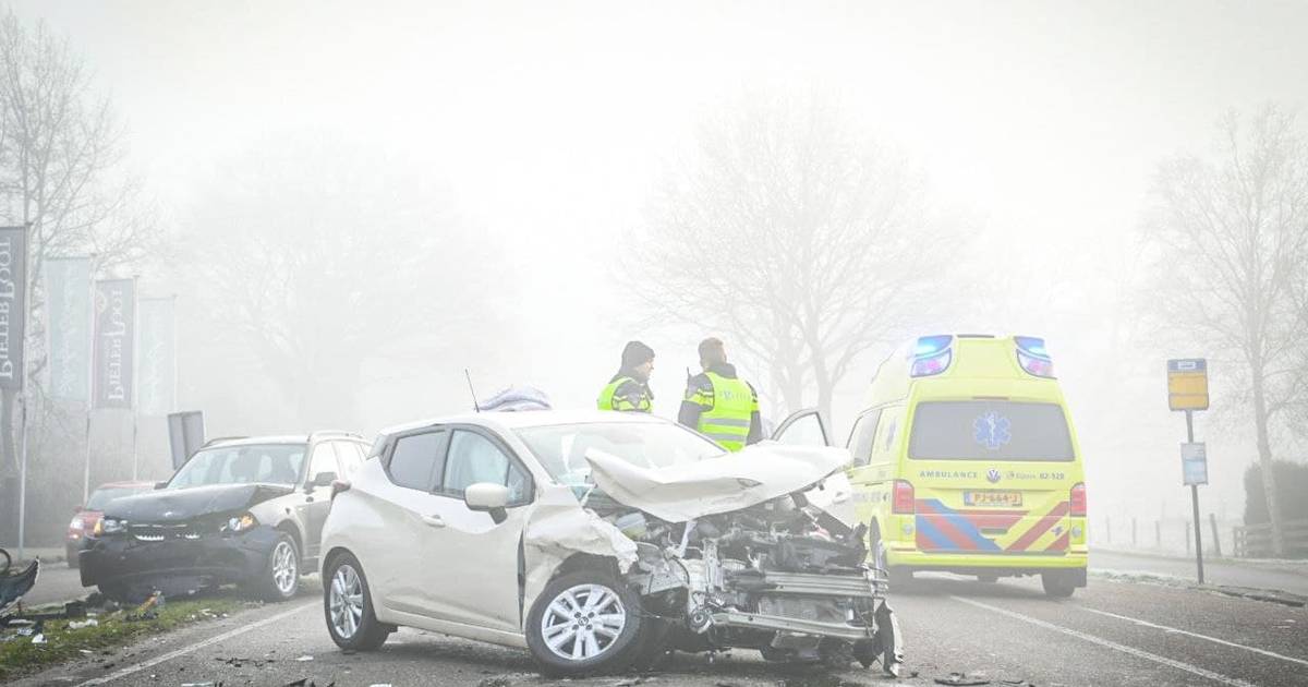 Gewonden bij frontale botsing in De Blesse, Steenwijkerweg afgesloten.