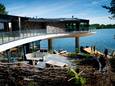 De ‘James Bond villa’ aan de Albaplas. De eigenaren willen er een ‘ontmoetingsplaats’ creëren, omwonenden zijn not amused.