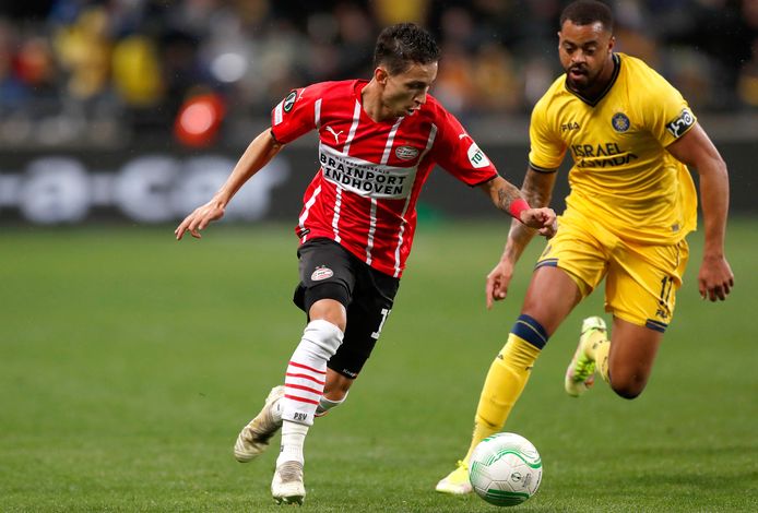 Mauro Júnior in duel met Brandley Kuwas van Maccabi Tel Aviv.