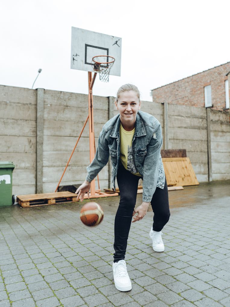 Emma Meesseman: ‘Het heeft twee weken geduurd voor ik mijn MVP-trofee heb uitgepakt: hij doet me niet veel. Ik hecht ook weinig belang aan persoonlijke statistieken.’ Beeld Thomas Sweertvaegher