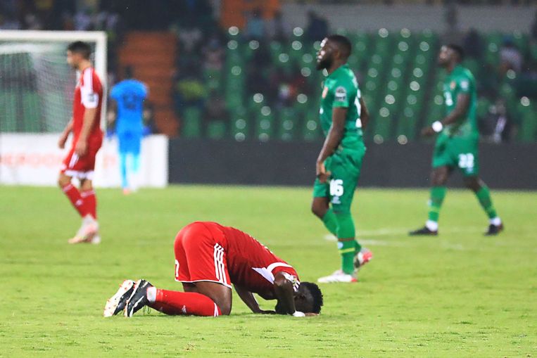 Amro Abbas zag vanaf de tribune de wedstrijd in poule D tussen Soedan en Guinee-Bissau (0-0). Op de foto bidt de Soedanese verdediger Mazin Mohamedein Alnour Mohamed na afloop van het duel.  Beeld AFP