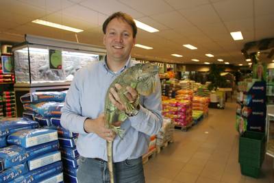 Na 31 jaar zegt Arnold (50) zijn slangen, papegaaien en dwergkrokodil gedag: ‘Ik kijk uit naar de ka