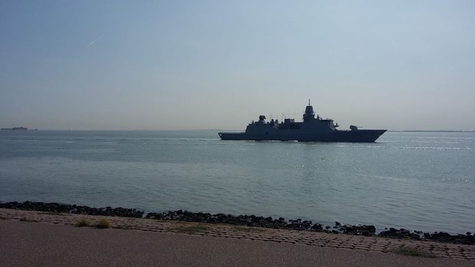 Marineschip dat meedoet aan de vlootshow.