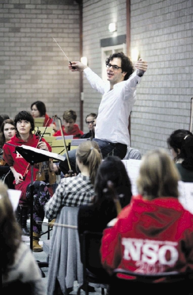 Dirigent Peter Biloen: 'Elke dirigent droomt van een orkest als dit.' (FOTO'S WERRY CRONE) Beeld 