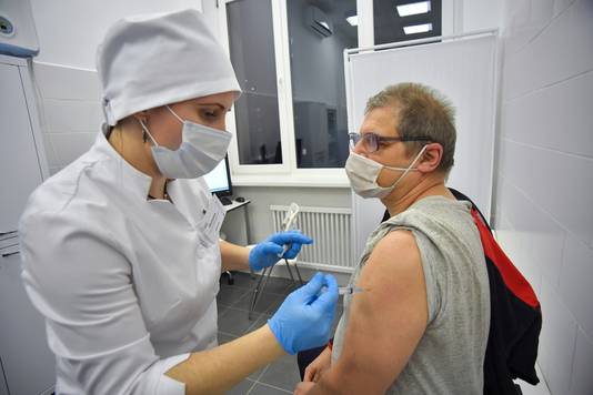 Een zorgverlener krijgt het Sputnik V-vaccin toegediend in Moskou.