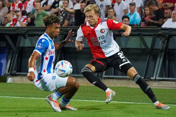 De Noorse rechtsback Marcus Pedersen, zaterdagavond weer opgesteld als linksback, in duel met Milan van Ewijk.